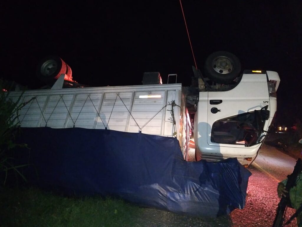 ROJA EL CAMION VOLCADO