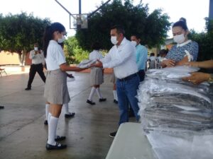 Marquelia La entrega de uniformes escolares (1)