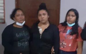 ROJA CELIA HERNÁNDEZ NAVARRETE CON SU MAMA Y HERMANA