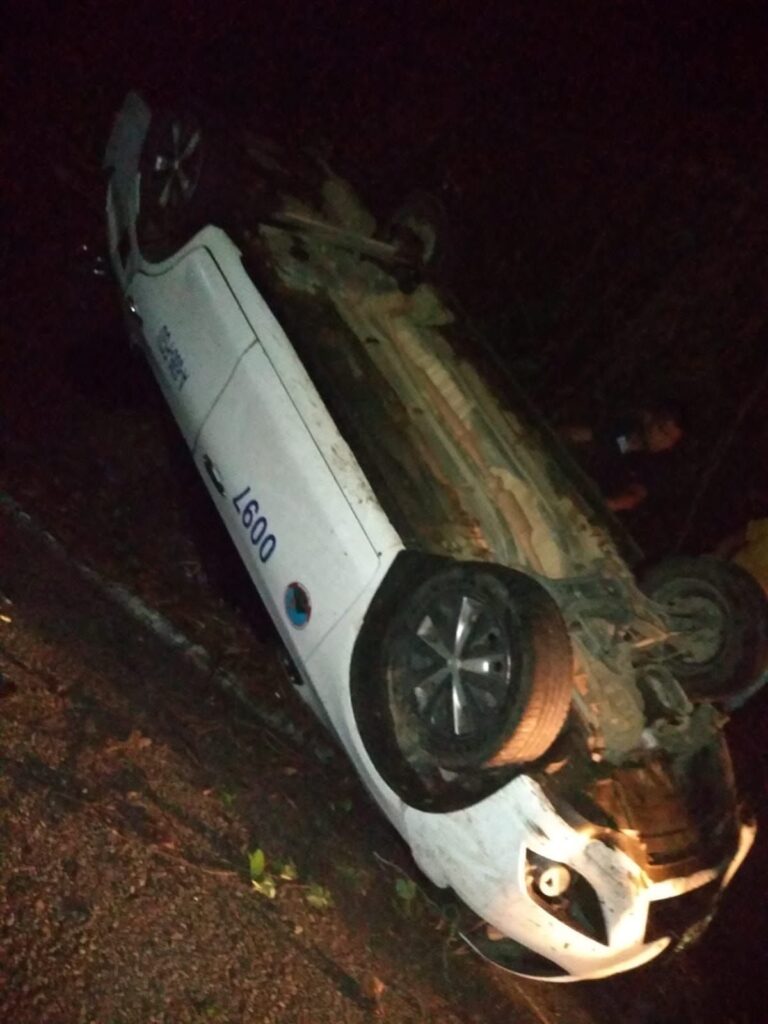 ROJA EL COCHE VOLCADO.