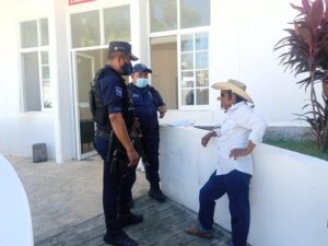 ROJA EL SEÑOR ELEUTERIO SIENDO ATENDIDO POR PERSONAL DE SEGURIDAD PUBLICA (2)