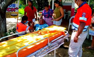 ROJA ELEMENTOS DE PC ESTATAL BRINDANDO LOS PRIMEROS AUXILIOS (1)
