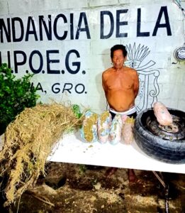ROJA EPIFANIO LÓPEZ CASANOVA, JUNTO A LOS PAQUETES DECOMISADOS