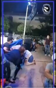 ROJA GENTE TIRADA EN EL PISO