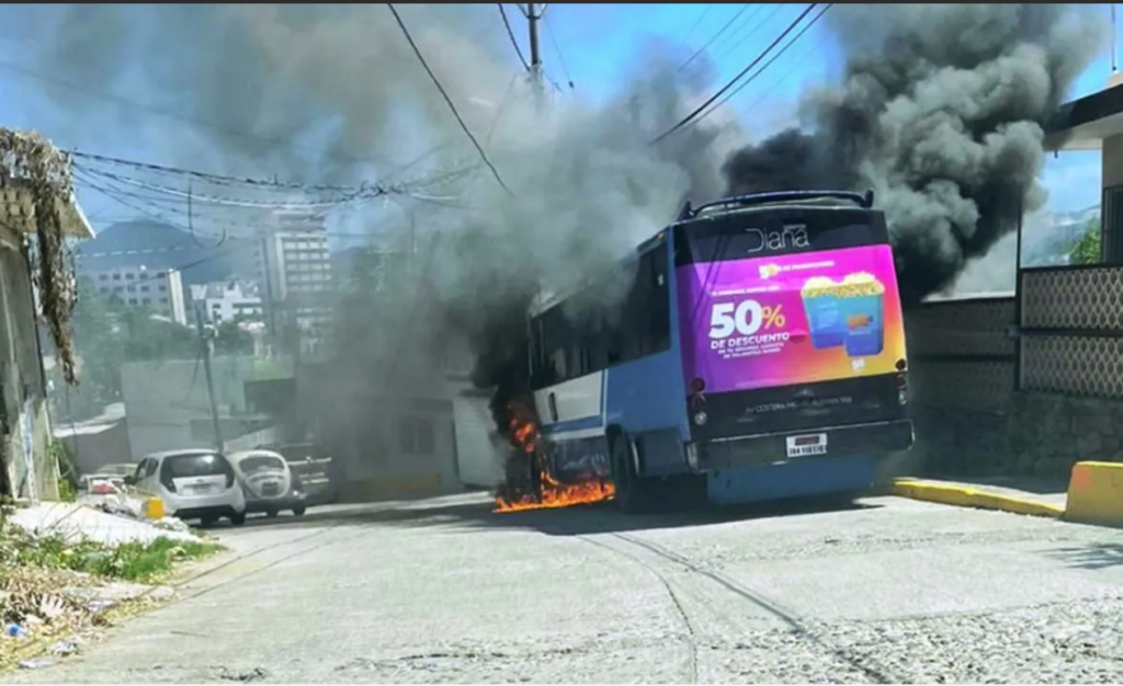 ROJA INCENDIAN CAMION DE PASAJEROS