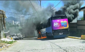 ROJA INCENDIAN CAMION DE PASAJEROS