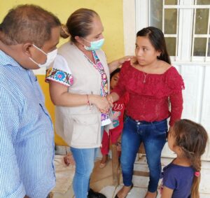 principal funcionarios atendiendo a las menores