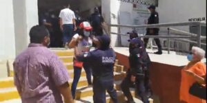 roja policias que resguadaban el mercado