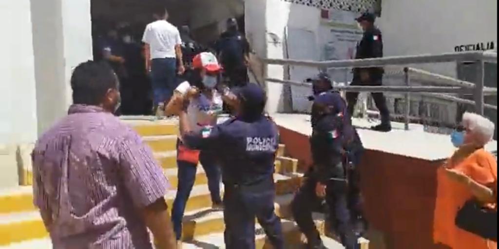 roja policias que resguadaban el mercado