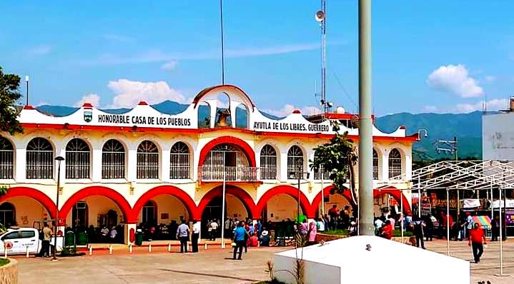 AYUTLA COMISARIOS, DELEGADOS Y REPRESENTANTES A LAS AFUERAS DE LA CASA DE LOS PUEBLOS DE AYUTLA