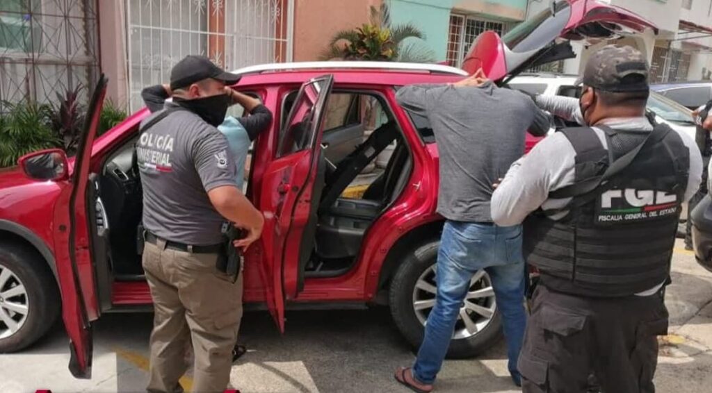 ROJA RETIENEN A DOS CON ARMAS