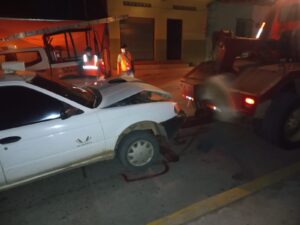 ROJA RETIRAN A UNO DE LOS AUTOS CHOCADOS (1)