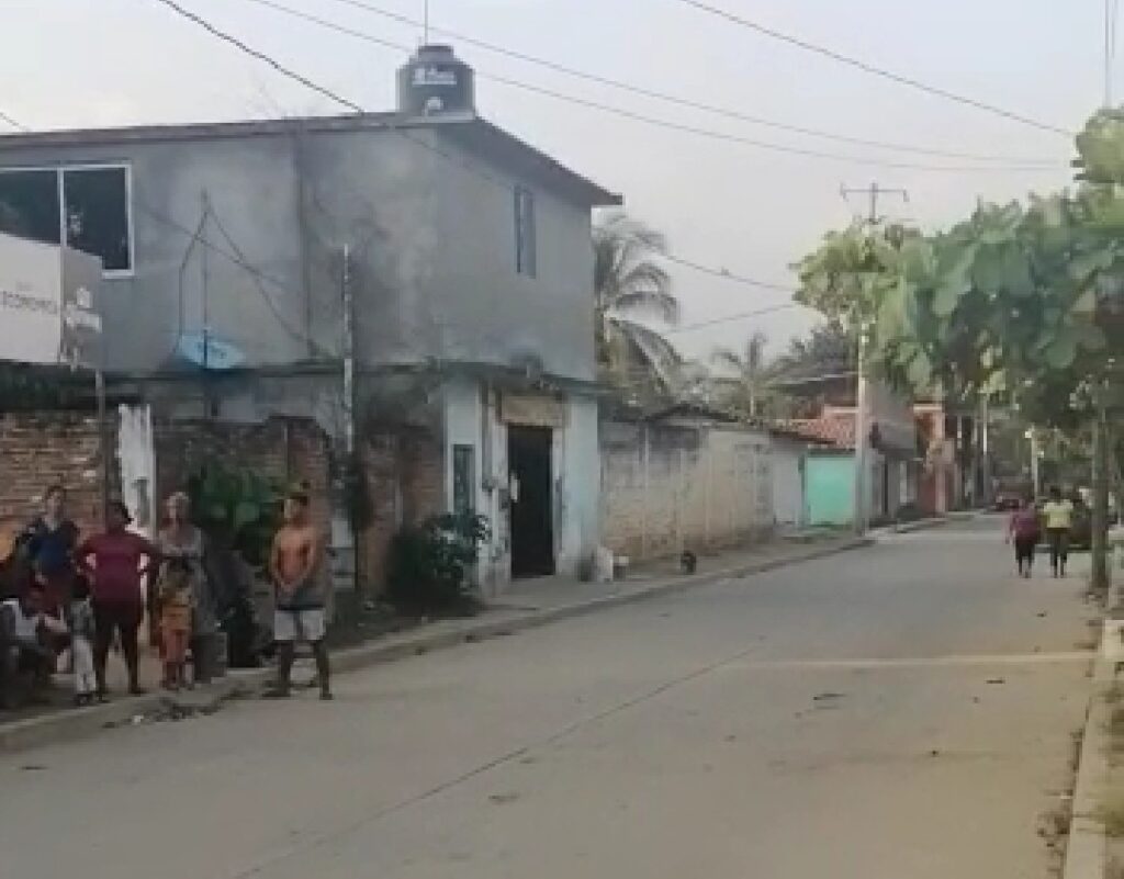 SAN LUIS VECINOS ESPERANDO EL CAMION