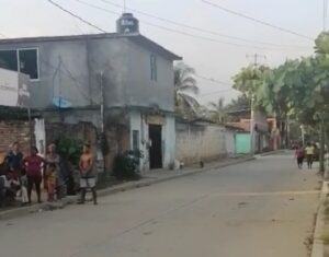 SAN LUIS VECINOS ESPERANDO EL CAMION