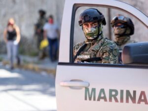 roja secuestran a dos marinos