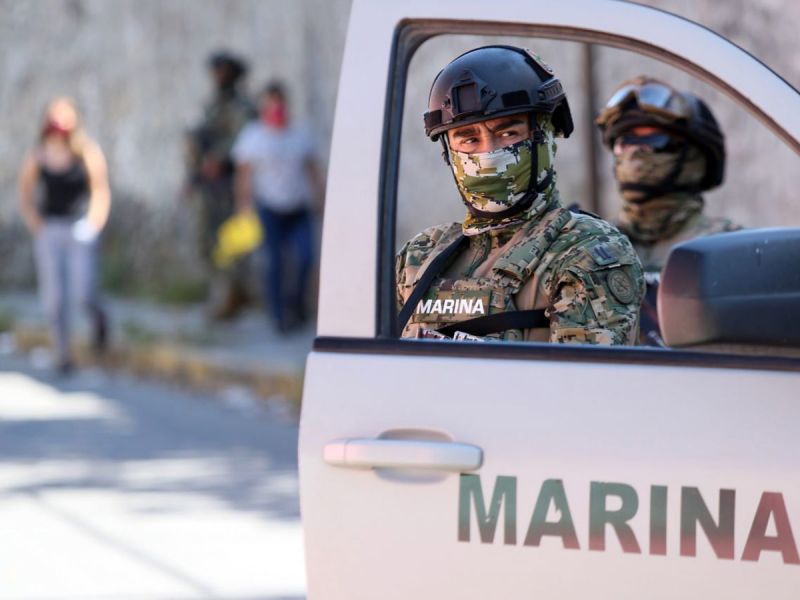 roja secuestran a dos marinos