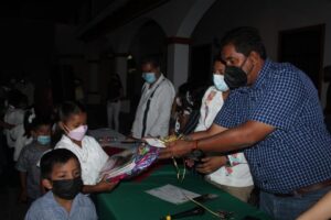BOLETÍN OME EFRÉN ADAME ENTREGA MOCHILAS