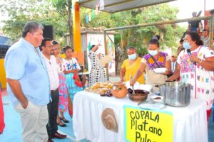 CUAUTEPEC EL ALCALDE DURANTE EL RECORRIDO EN LA MUESTRA GASTRONÓMICA