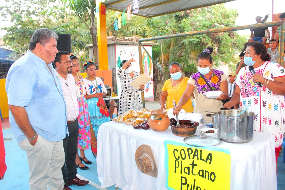 CUAUTEPEC EL ALCALDE DURANTE EL RECORRIDO EN LA MUESTRA GASTRONÓMICA