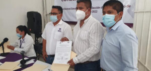 PRINCIPAL ENTREGA DE CONSTNCIA DE MAYORIA (1)
