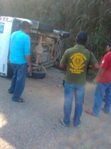 ROJA CAMIONETA VOLCADA (4)