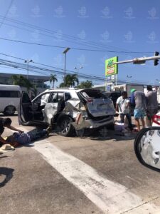 ROJA LA UNIDAD ACCIDENTADA Y LOS HERIDOS TIRADOS SOBRE LA CALLE