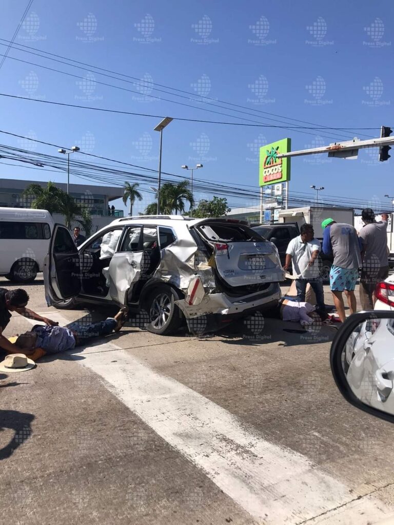 ROJA LA UNIDAD ACCIDENTADA Y LOS HERIDOS TIRADOS SOBRE LA CALLE