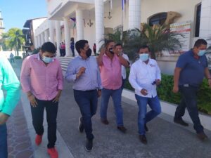 PRINCIPAL EL MARIO ACOMPAÑADO DEL ALCALDE Y MILITANTES DEL PRI (1)