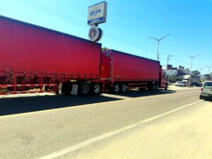 MARQUELIA TRAILER ESTACIONADO FRENTE A LA CORONA (2)