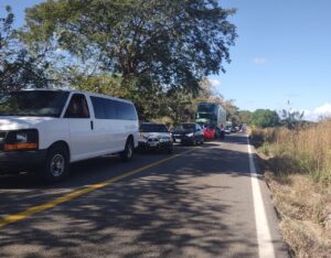 PRINCIPAL La fila de carros llego a 5 kilómetros del bloqueo