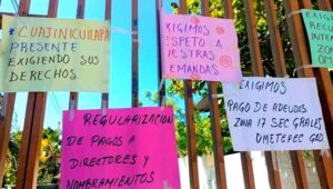 CRUZ GRANDE CARTELES COLOCADOS EN LA ENTRADA PRINCIPAL