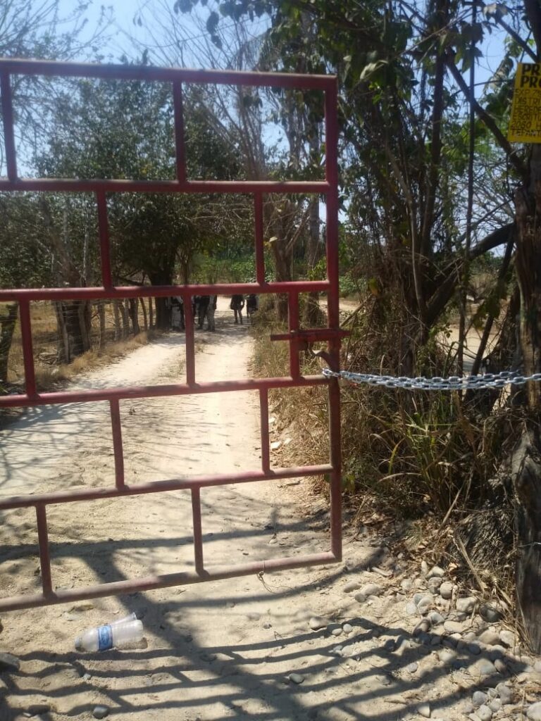 PRINCIPAL Cadenas y candados en la entrada