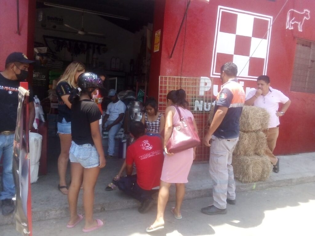 ROJA LAS JOVENES SIENDO ATENDIDAS (2)