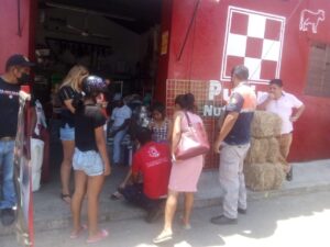 ROJA LAS JOVENES SIENDO ATENDIDAS (2)