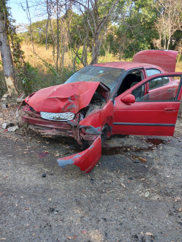 ROJA NISSAN SENTRA ACCIDENTADO