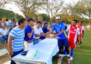 BOLETÍN JUCHITÁN TOÑO MOCTEZUMA DURANTE LA PREMIACIÓN (1)