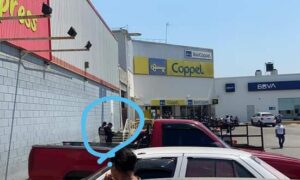 OME Los policías inspeccionando un auto