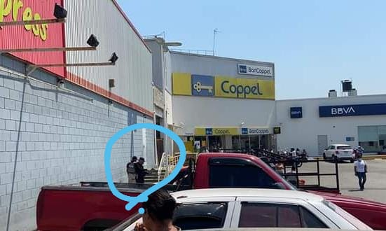 OME Los policías inspeccionando un auto