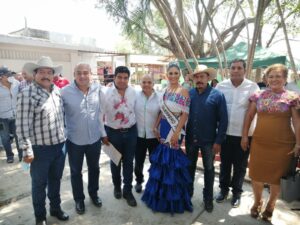 PRINCIPAL con la reina de la Expo