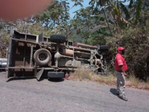 ROJA CAMIONETA VOLCADA (3)