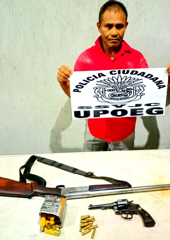 ROJA FRANCISCO JAVIER ZAMORA DELGADO, JUNTO A LAS ARMAS DECOMISADAS Y CARTUCHOS ÚTILES