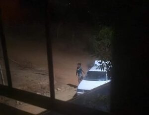 ROJA LA MUJER ROBANDO (2)