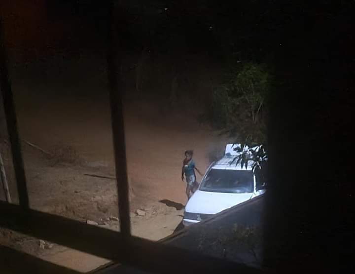 ROJA LA MUJER ROBANDO (2)