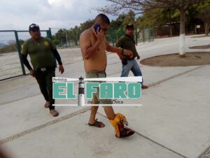 ROJA Luis Manuel Evaristo auxiliado por policías comunitarios