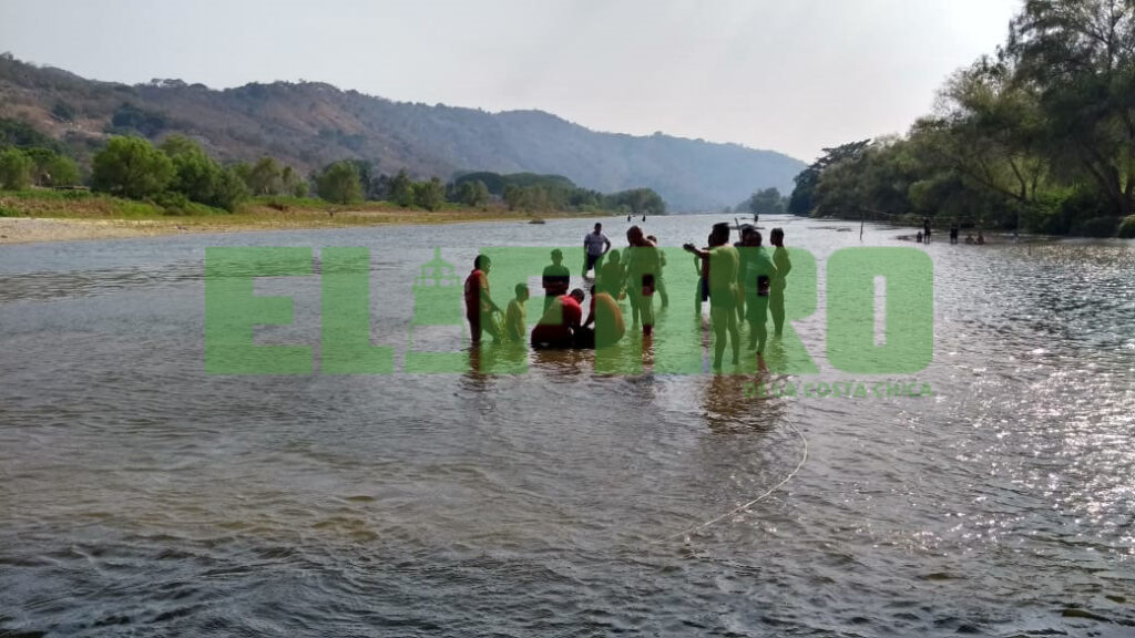ROJA PROTECCIÓON CIVIL BUSCANDO EL CUERPO