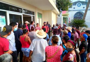TECOANAPA SECRETARIO GENERAL DIALOGANDO CON LOS INCONFORMES