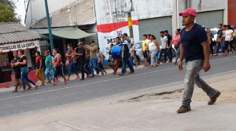 cuaji llevan flores a frida