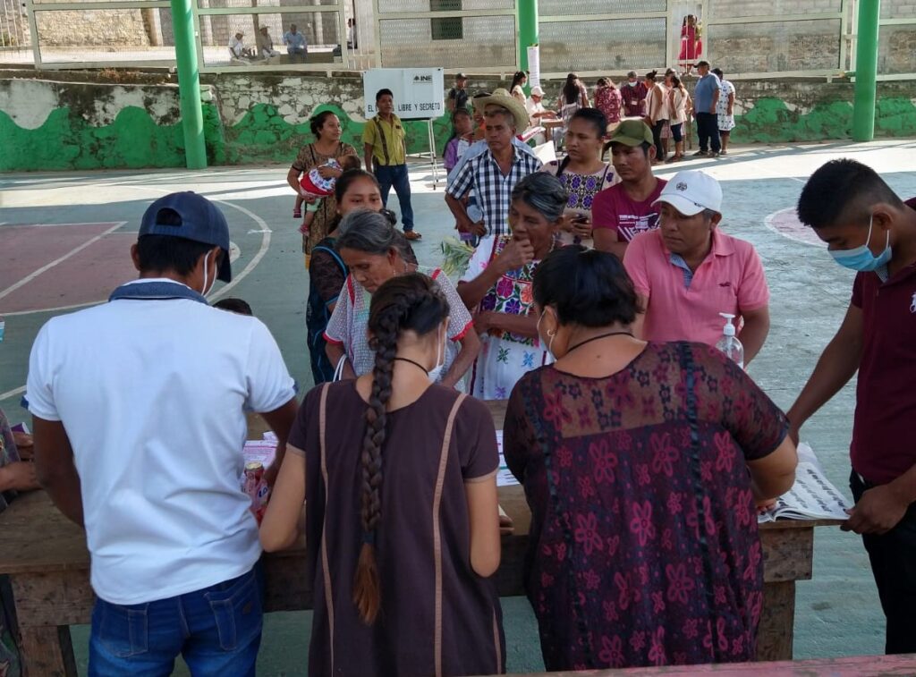 princpal amuzgos votando 1