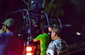 roja retienen a policias estatales