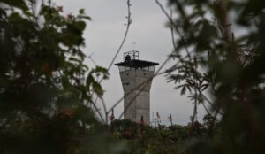 HUIMANGUILLO, TABASCO, 30ENERO2010.- Tras más de una decada de permanecer abandonado y ser saqueado la edificación del penal de mediana seguridad que se ubica en la villa Estación Chontalpa, hoy se reactiva para dar paso a lo que sera el CEFERESO numero seis. Sin embargo luce tan deteriorado, sucio, enmontado y se necesitaran adecuaciones para que en este año se puedan trasladar a los 700 internos del fuero federal que resguardara a partir de Abril.FOTO: MARCO POLO GUZMÁN HERNÁNDEZ/CUARTOSCURO.COM